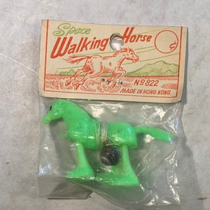 Rampe Walking Space Pferd Figur Vintage Hong Kong Kunststoff Grün Mini-Spielzeug in Originalverpackung GEPRÜFT FUNKTIONIERT! Kugelfadenzug Aktion