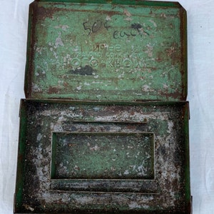 Kleine groene gereedschapskist Holo Krome No 66 roestige metalen afgebrokkelde originele verf platte rechthoekige houder vintage industriële deksel Inbussleutel hex