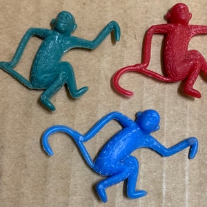 Vintage Hanging Monkeys Cereal Premium prijs Set van 3 speelgoed Nabisco blauw rood groen Tarwe Honing 1960s plastic kleurrijke prijzen dier figuren