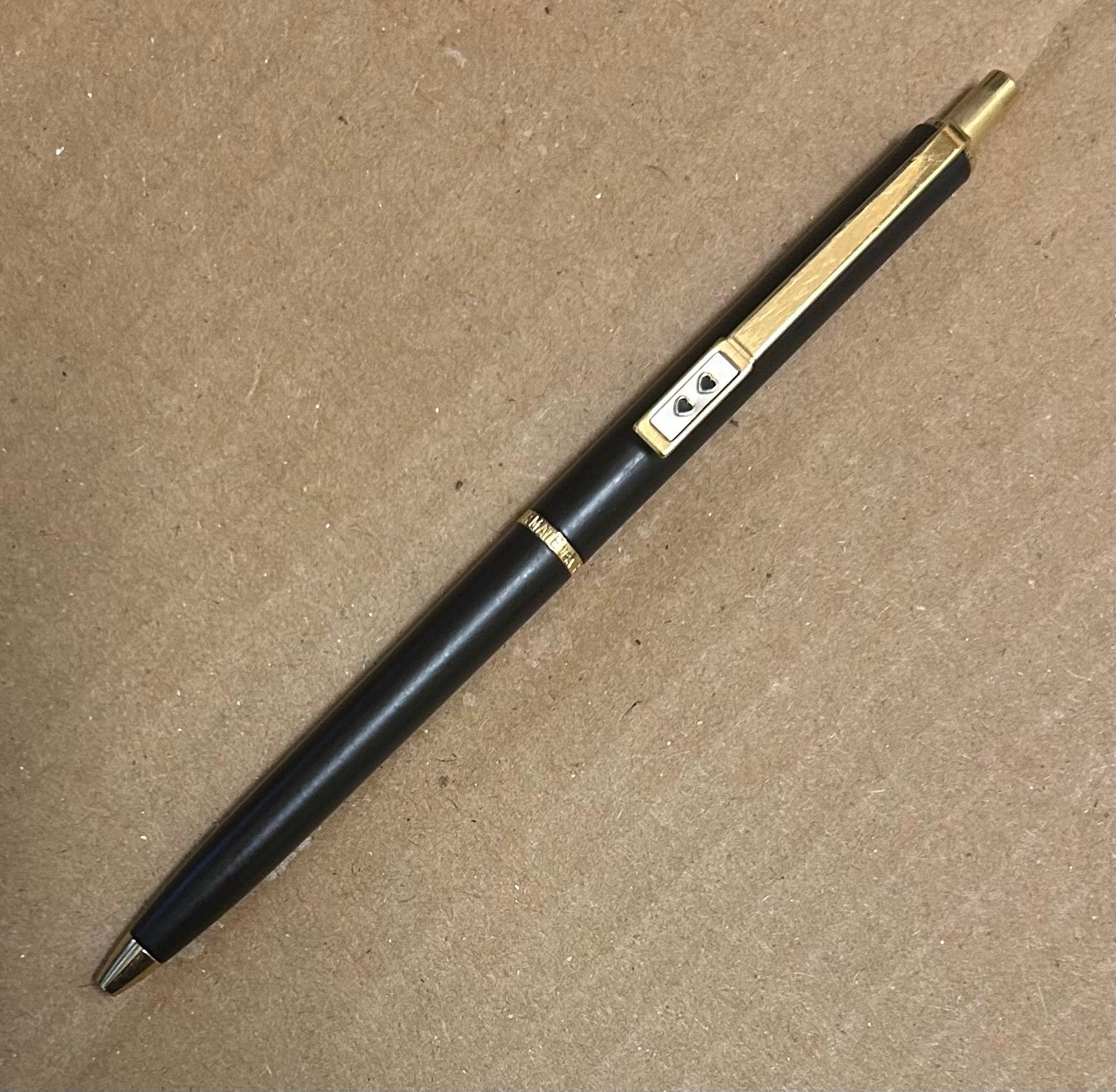 Disegno Di Linea Continua A Inchiostro E Penna. Una Piuma Di Linea Con Inchiostro E Penna Una Piuma Con Illustrazione Vettoriale 309527183