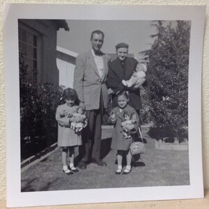 Vintage Foto glückliche große Familie Werte Mädchen mit Puppen Baby Mutter Vater 1950er Leben Americana Fotografie Kunst Karte Sammelalbum b & w 3,5 X 3,5