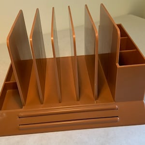 Bandeja de escritorio moderna, portalápices vintage, organizador de papel y cartas, organizador de plástico naranja/marrón, estilo retro para oficina, dormitorio, años 70, Max Klein, EE. UU.