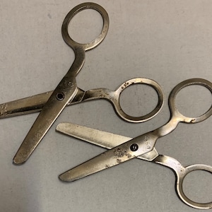 Vintage kinderschaar School Safety Lot 2 Metal Blunt End 4" inch afgerond USA elementair retro klaslokaal klassieke stijl werkend paar