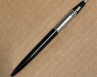 Bolígrafo Paper Mate 98 con pulsador, de plástico, con punta de bola cromada y negra, de principios de los años 60, de EE. UU., con recambio nuevo. EXCELENTE