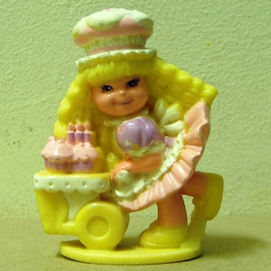 チェリー メリー マフィン ミニチュア マテル 1989 ヴィンテージ ビニール フィギュア 人形 カート 1980年代 女の子 おもちゃ コレクター PVC おもちゃ ケーキ トッパー イエロー レトロ 9656