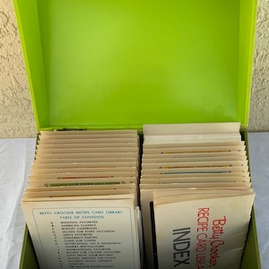 1971 Betty Crocker receptenkaart bibliotheek avocado groene plastic doos deksel met index vintage keuken organisatie chef-kok bureau jaren 1970 prop