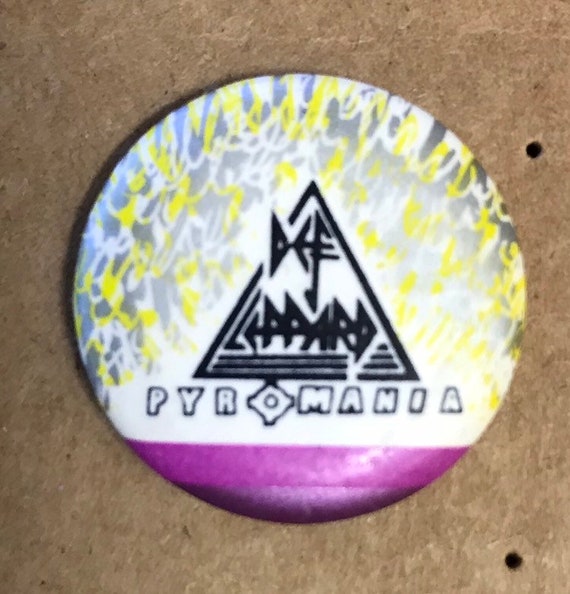 Def Leppard Pin Button vintage small Pyromania Ro… - image 1