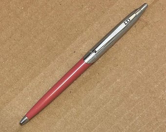 Bolígrafo Paper Mate vintage Capri Mark III, punta de bola de tinta rosa suave, cromado, plateado, de principios de los años 60, estilo retro estadounidense, MCM, elegante, de oficina, con pulsador, nuevo recambio
