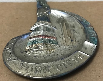Ciudad de Nueva York NYC Souvenir vintage ash tray pot metal 1950s Statue of Liberty Empire State Building Sky Line plato Japón tienda de regalos en relieve