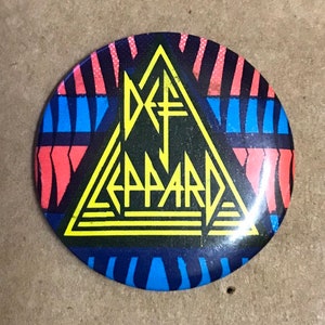 Def Leppard Pin Button vintage Pyramid logo scarce design Rock & Roll music retro 1 1/4&quot; heavy metal concert merch red blue band tour hat
