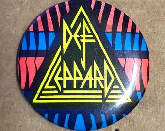 Def Leppard Pin Button vintage Pyramid logo scarce design Rock & Roll music retro 1 1/4" heavy metal concert merch red blue band tour hat