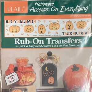 Puede incluir: Un paquete de transferencias de frotado con temática de Halloween con calabazas, maíz dulce y el texto "Happy Halloween" y "Trick or Treat!"