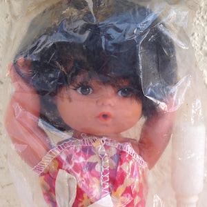 1970er Jahre Flasche BABEE Baby Doll versiegelt Weihnachtsgeschenk Retro-Header Karte Getränke Feuchttücher 70er Jahre Mod Hong Kong Dime Store verwurzelt Haar