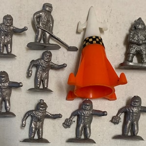 LP Space toys 1/72 Alien & Rocket Ship w/ GIANT Astronaut Copies spacemen Hong Kong HK play set figures 1960s vintage 1&quot; small scale mini