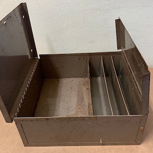 Boîte à outils en métal, peinture écaillée, vintage Dremel gris, étagères sur pied, organisateur de rouille, recyclage, machine industrielle, artisanat