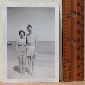 Foto vintage Playa Trajes de baño pareja Bonita dama guapo pareja hombre B&W 1950s vacaciones chica chico verano 3.5X2.5 traje de baño original