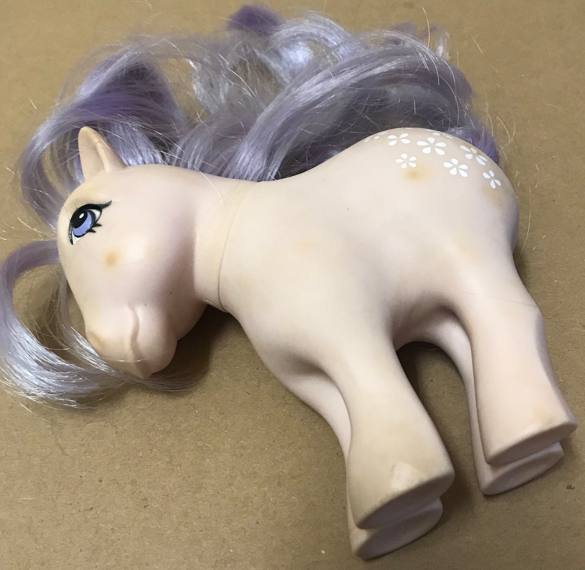 Lemon Drop Yellow Earth Pony My Little Pony avec gouttes