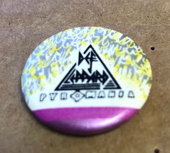 Def Leppard Pin Button vintage small Pyromania Ro… - image 2