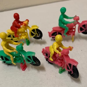 1970年代のプラスチックオートバイヴィンテージロットライダー香港カラフルピンクグリーンイエローレッドフィギュアキックスタンド回転ホイール明るい4 ctスモール