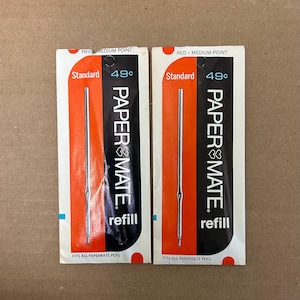 Ricariche per penna a sfera Paper Mate anni '60, punta media, inchiostro ROSSO standard, 2 confezioni, testate in metallo, scrittura USA, nuove, vecchie scorte di magazzino, fuori produzione, aperte