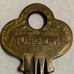 Vintage Unger Key ornato U logo piatto autentico ottone vintage 1950 USA oscuro sconosciuto produzione Società defunta metallo industriale