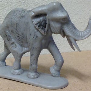 Allemagne de l’Ouest Éléphant Jean Hofler figurine jouet en plastique semi plat jeu set jungle zoo sauvage années 1960 1970 jouet soldat miniature W figurine allemande