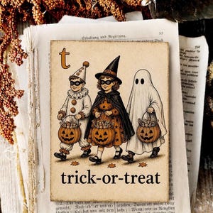 Op de afbeelding: Een rechthoekige print met een kleine letter t, de tekst trick-or-treat en een illustratie van drie kinderen in kostuum: een clown, een heks en een geest, elk met een pompoenemmer gevuld met snoep.
