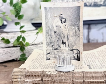 Soporte para flores de metal blanco con diseño vintage desgastado, ideal para decoración de jardín rústico y redondo.