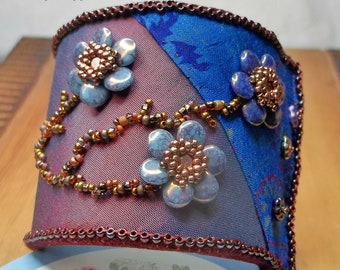 SAMOUCZEK Mankiet z aplikacją w kształcie kwiatu