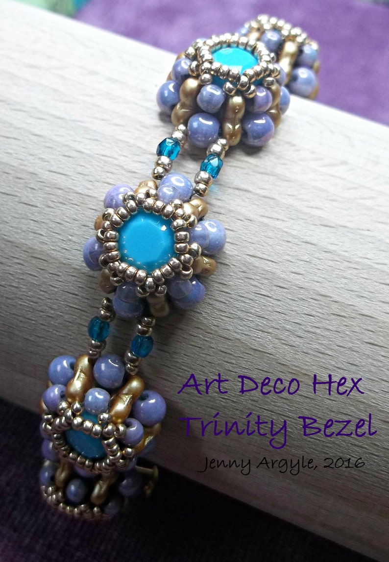 K&ouml;nnte beinhalten: Nahaufnahme eines Armbands mit Perlen, mit einem t&uuml;rkisfarbenen Mittelteil und einem floralen Design. Das Armband hat hellblaue und goldfarbene Perlen. Der Text lautet "Art Deco Hex Trinity Bezel" und "Jenny Argyle, 2016".