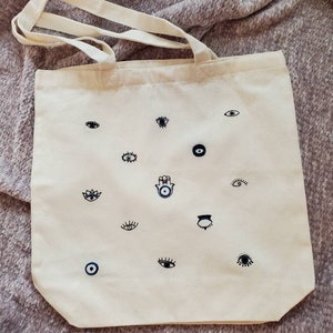 手刺繍のイーブルアイトートバッグ