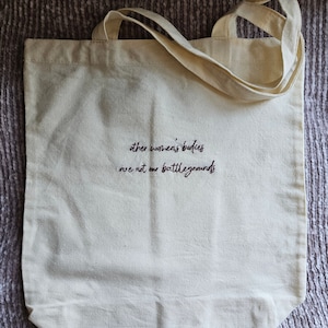 I corpi di altre donne non sono i tuoi campi di battaglia Borsa tote ispirata a Rupi Kaur