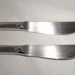 Pair WMF Cromargan Helsinki Stainless Steel Serrated Dinner Steak Knives 8-5/8&quot; Retro Modern