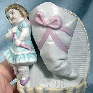 Porte-butoirs d&#39;allumettes figuratif en porcelaine 1870 - 1880 Fille avec des cadeaux