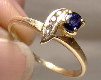 14K Blue Sapphire & Four Diamonds Ring 1970s Size 7-1/2