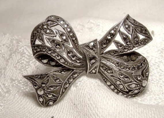Grande broche ancienne argent massif et marcassites - Montres & Bijoux