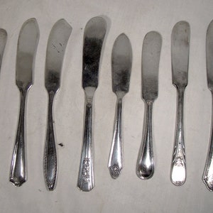 8 tartineurs à beurre plaqués argent vintage assortis avec la plupart des motifs identifiés