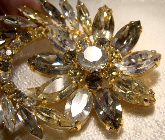 Grey Yellow and White Rhinestones Daisy Flower Br… - image 4