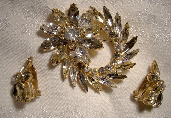 Grey Yellow and White Rhinestones Daisy Flower Br… - image 1