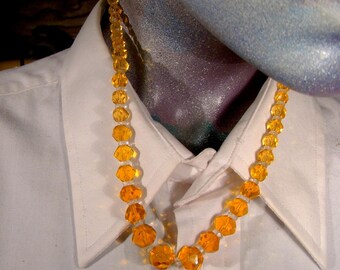 Collar de vidrio prensado amarillo claro y oscuro con cierre de plata esterlina, 1910-1920