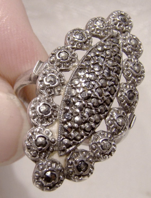 Bague Rétro Des Années 1950 En Argent & Vermeil Avec Marcassites - Taille 58, Manque Une Pierre - Style Marquise