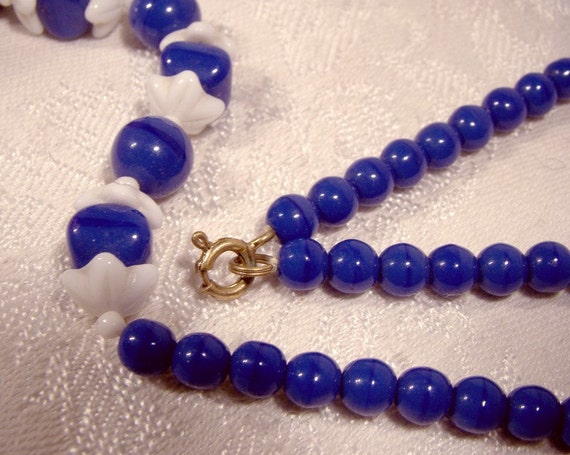 Art Deco Royal Blue and White Glass Beads Necklac… - image 3