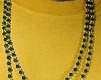 Collar largo estilo Charleston de cristal verde y transparente, década de 1920, 54"