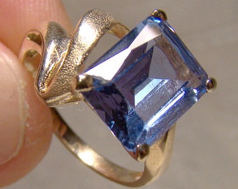14K Yellow Gold Blue Spinel Modern Abstract Ring 1960s-70s  Size 6-1/2