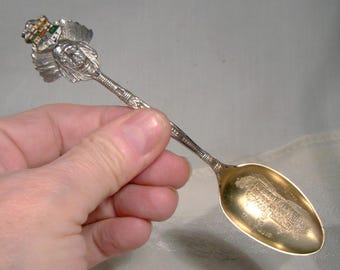 Jefe indio de plata esterlina de Halifax, Nueva Escocia, con cucharilla de recuerdo esmaltada, 1904