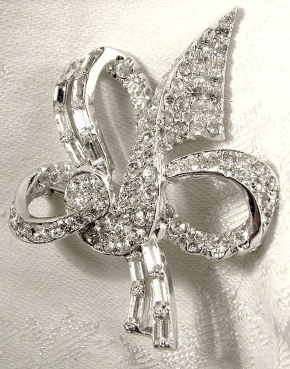 Keyes Retro White Rhinestone Bow Brooch 1960s