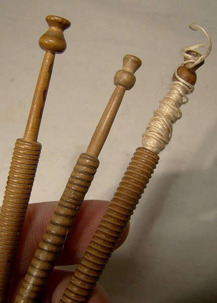 Vieux Fuseaux De Dentelle En Bois Tourné XIXe - Lot Avec Perles Et étain