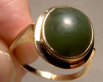 10K Yellow Gold Nephrite Jade Cabochon Ring 1960s - Size 7-1/2