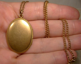 Elegante collar con medallón de foto bañado en oro y cadena, 1900