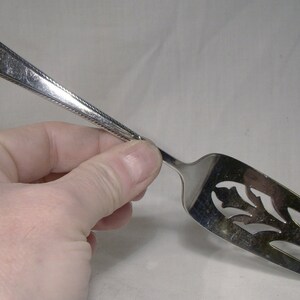 Holmes & Edwards Guest of Honor Silver Plated 8-3/8" Pastry or Cake Serving Fork 1935